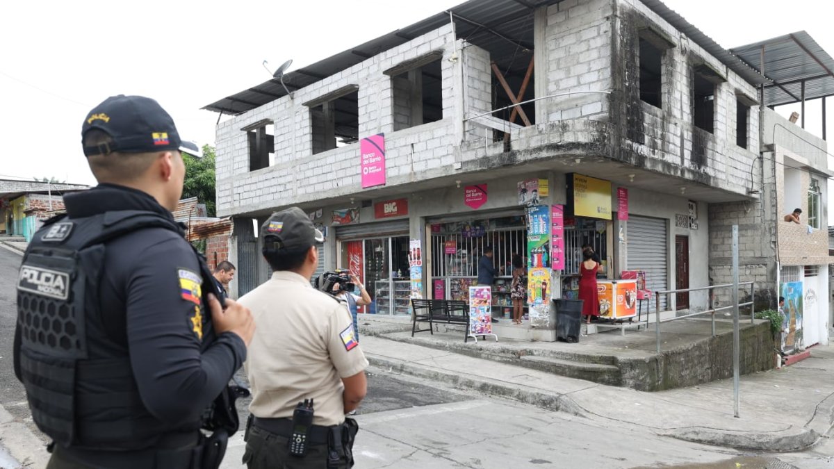 Los delincuentes atemorizaron y causaron daños en la tienda del sector