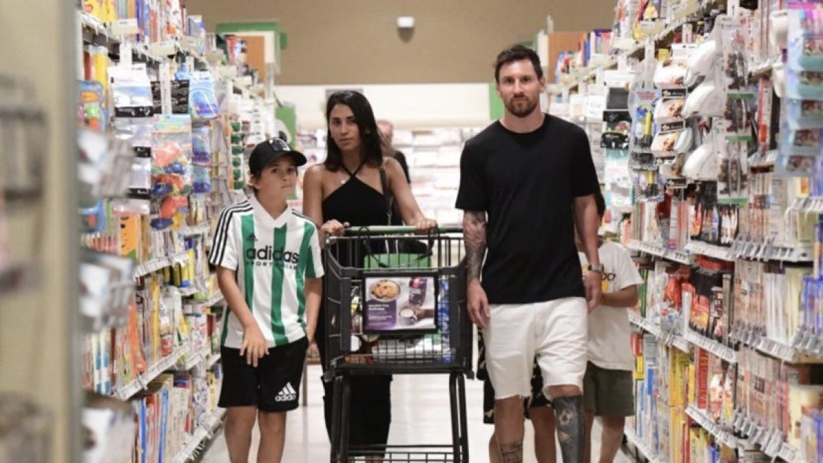 Lionel Messi junto a su familia en un supermercado de Miami