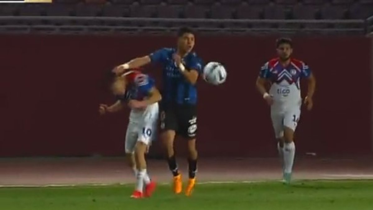 El  mediocampista le pegó un golpe al jugador de Cerro Porteño.