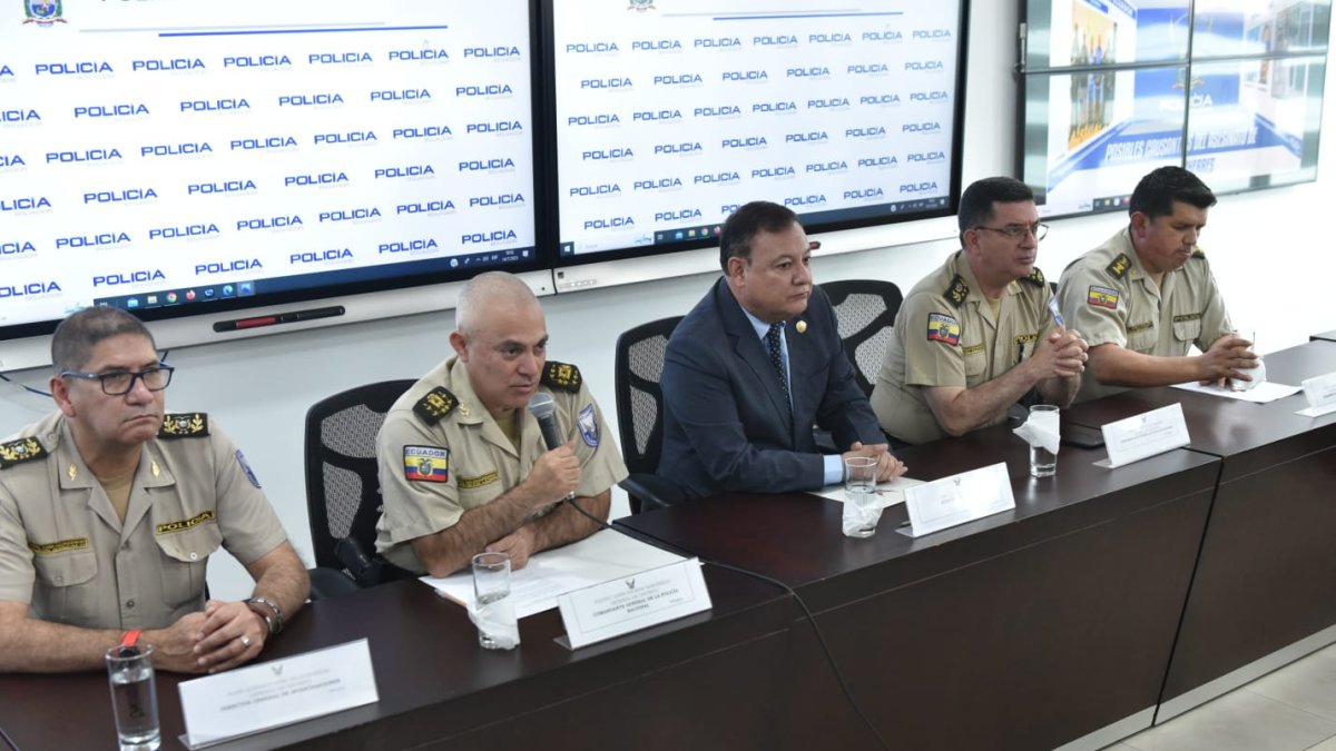 El comandante general Fausto Salinas (i) y el ministro Juan Zapata brindaron detalles de la captura.