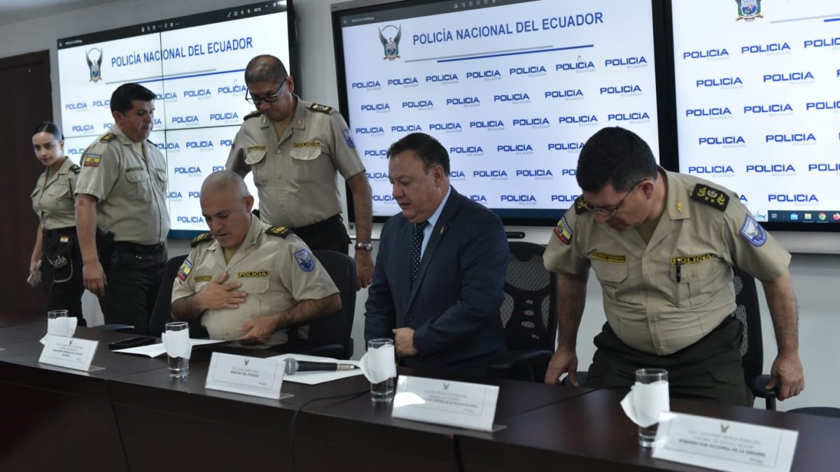 Anuncio. El ministro del Interior Juan Zapata y el comandante de la Policía Fausto Salinas, durante la entrega de detalles del caso.