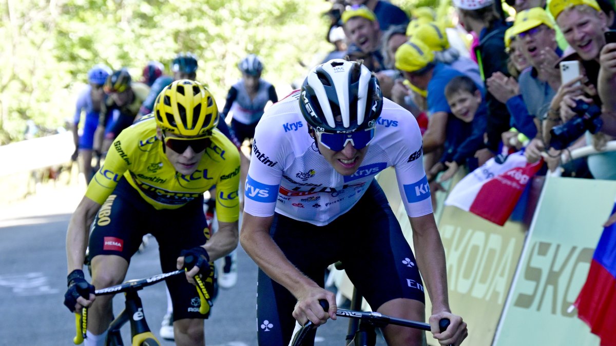 El ciclista esloveno Tadej Pogacar (d) del equipo UAE Team Emirates, y el ciclista danés Jonas Vingegaard del equipo Jumbo-Visma.