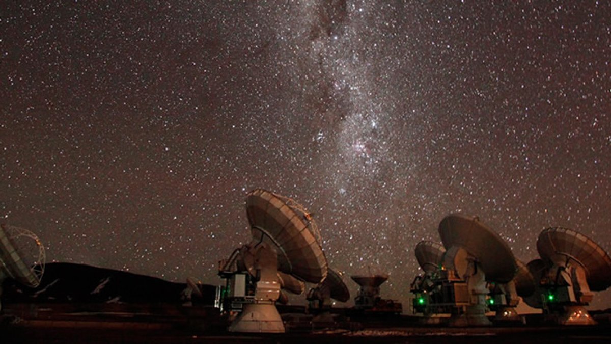 Las imágenes de radio de ALMA muestran un fascinante panorama .