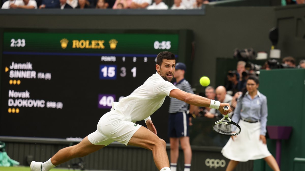 Novak Djokovic de Serbia en acción durante su partido de semifinales de individuales masculinos contra Jannik Sinnner de Italia en el Campeonato de Wimbledon.