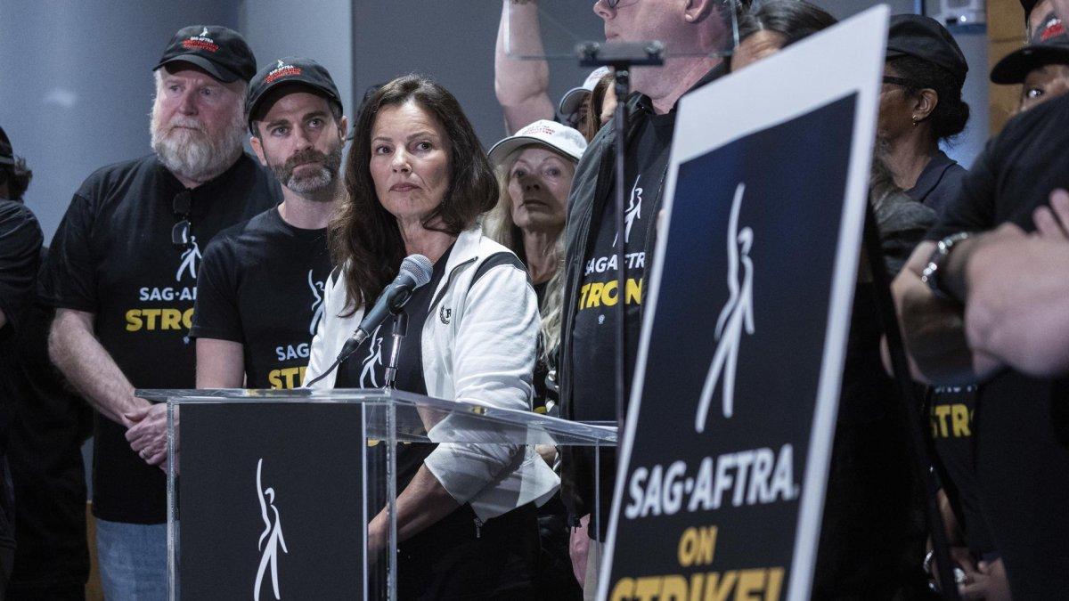 La presidenta de SAG-AFTRA, Fran Drescher (c), asiste a una conferencia de prensa, en Los Ángeles, California (EE.UU.), este 13 de julio de 2023.