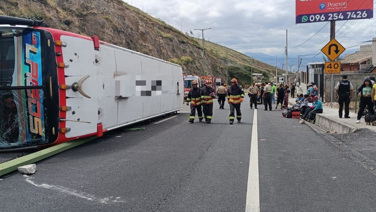 Percance. Antes del peaje de Oyacoto, en sentido a Quito, se produjo un siniestro de tránsito que dejó personas heridas.