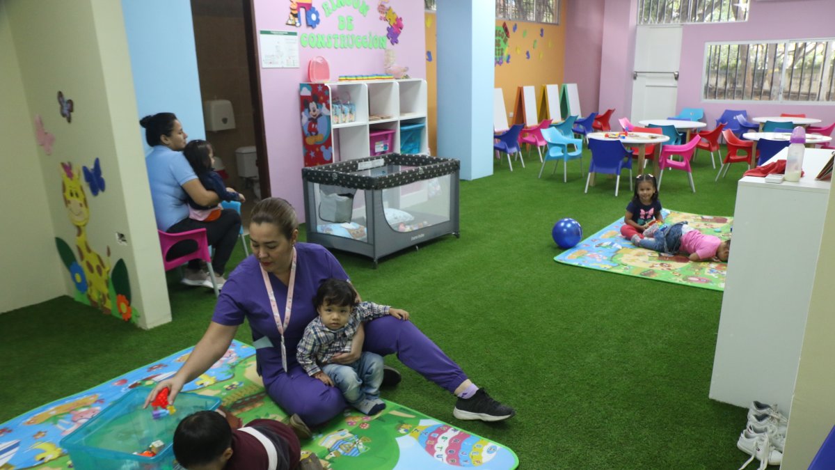 A los niños se les ayuda a desarrollar sus destrezas y habilidades a través de actividades y juegos lúdicos que tienen el acompañamiento de profesionales en el área de educación inicial.