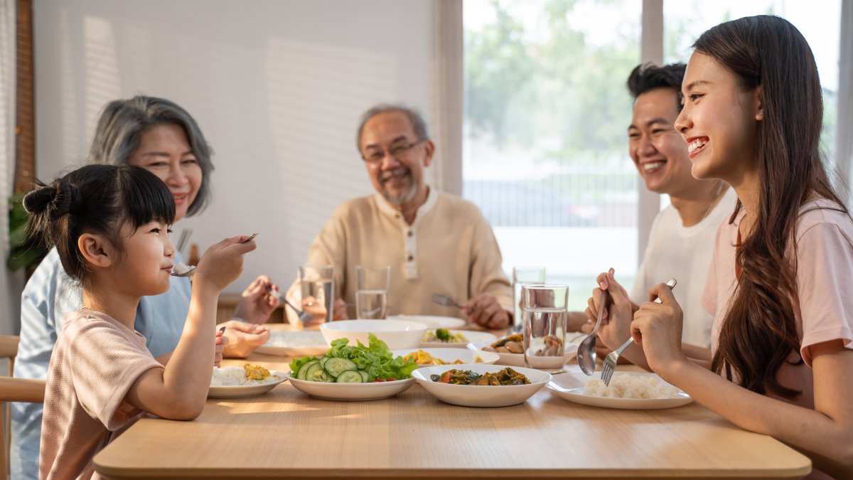 La hora de comer es todo un ritual en esta familia..