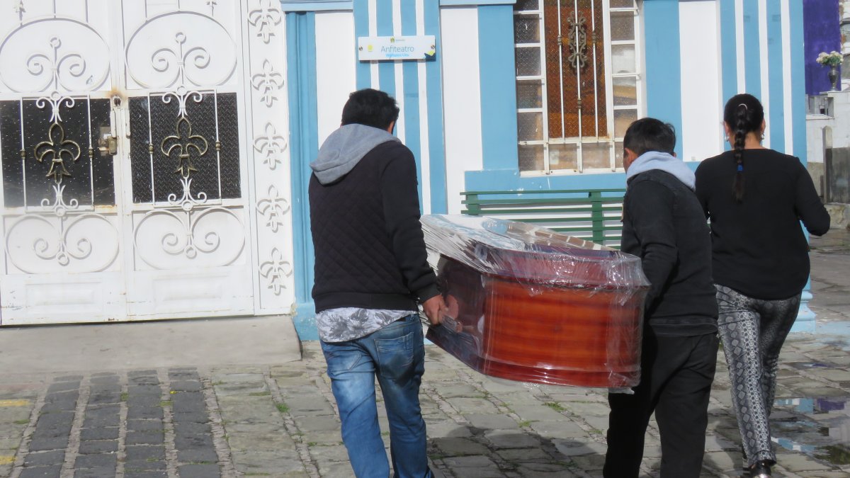 Riobamba. Familiares del joven asesinado llegaron a esta ciudad para trasladar su cuerpo hasta Daule.