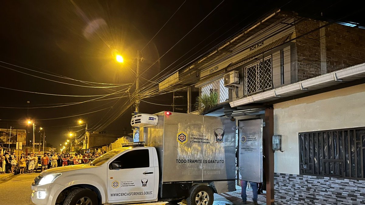 Un carro de la Policía forense llegó a la vivienda para el levantamiento de los cuerpos.