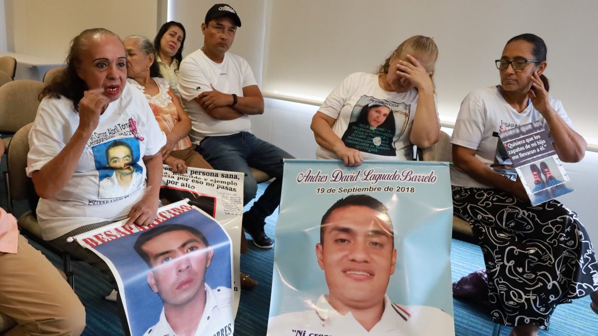 Pistas. Familiares de los desaparecidos durante una reunión reciente.