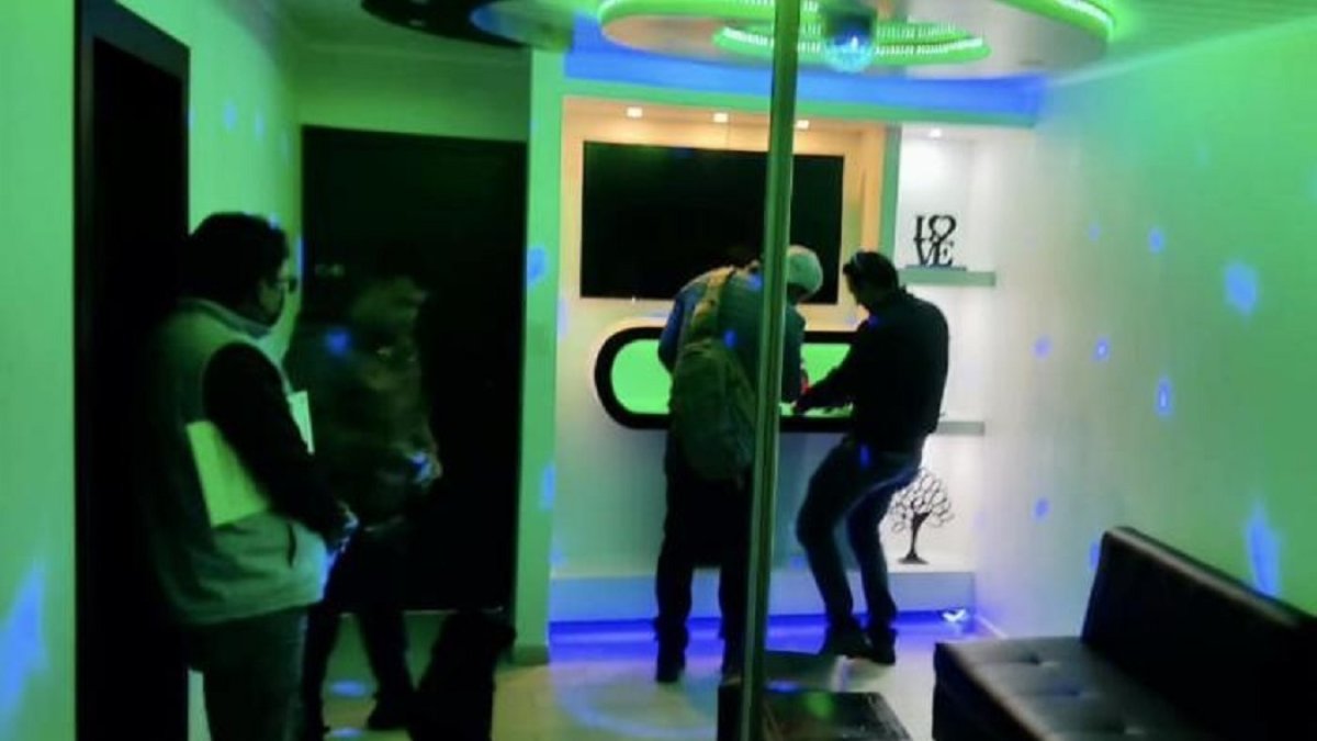 La Policía inspecciona uno de los cuartos para hallar las cámaras de vídeo ocultas.