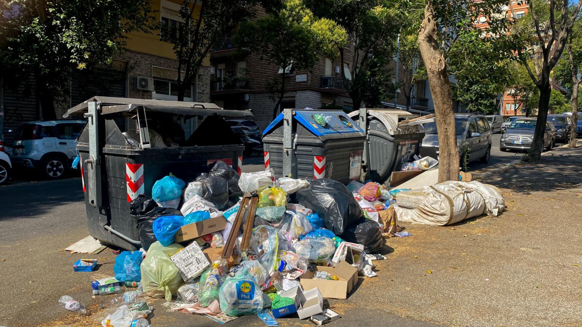 Grandes cantidades de basura sin recoger se evidencian en calles de Roma en las últimas semanas.