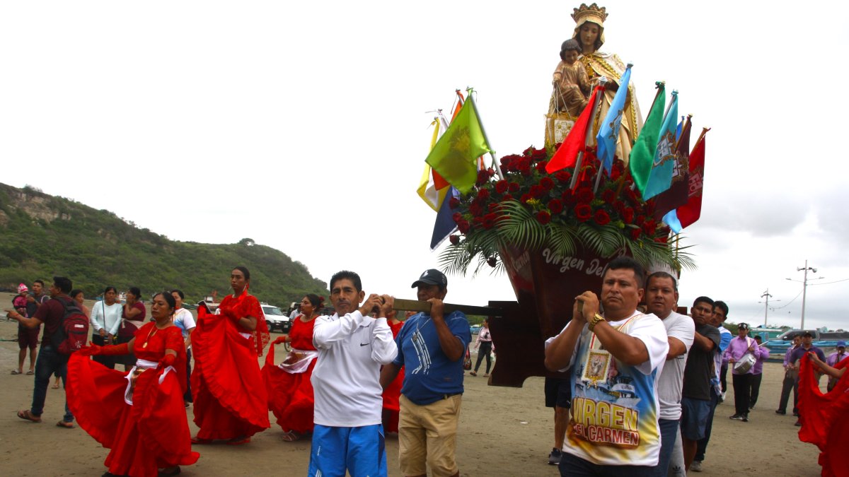 Procesión. Habitantes de El Palmar trasladan en andas a su patrona.