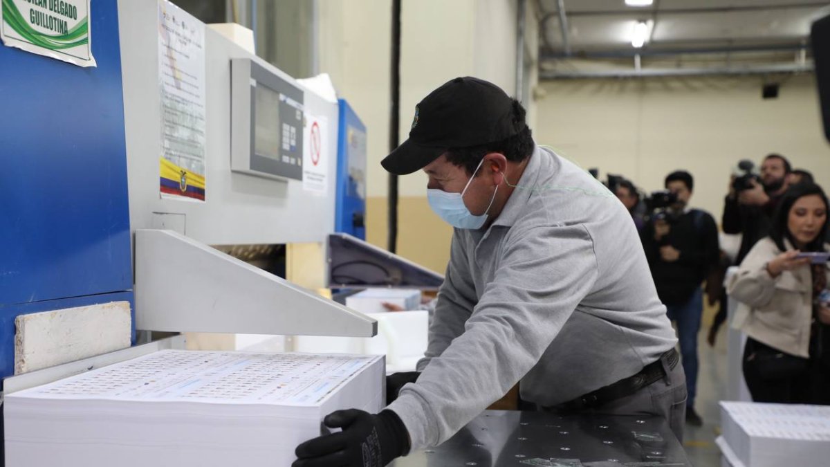 Preparación de papeletas para elecciones anticipadas.