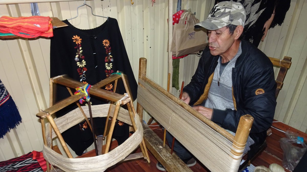 Actividad. César Rodas, en su taller de Gualaceo, a 38 kilómetros de Cuenca. En este cantón hay varios locales que venden los tejidos tradicionales.