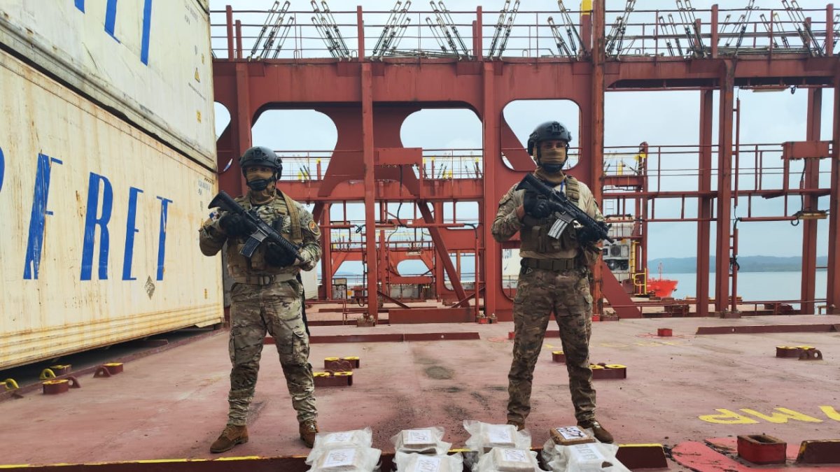 Operación. Comandos navales de Panamá y la droga incautada.