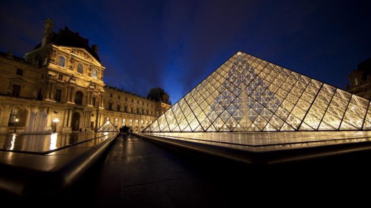 Vista de la pirámide de cristal, entrada al Museo del Louvre, en París.