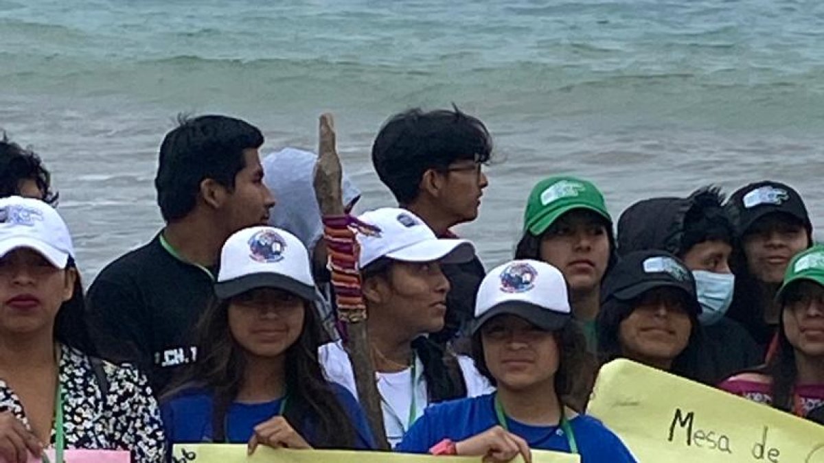 Acciones. Parte del colectivo de jóvenes de Playas en un acto público.