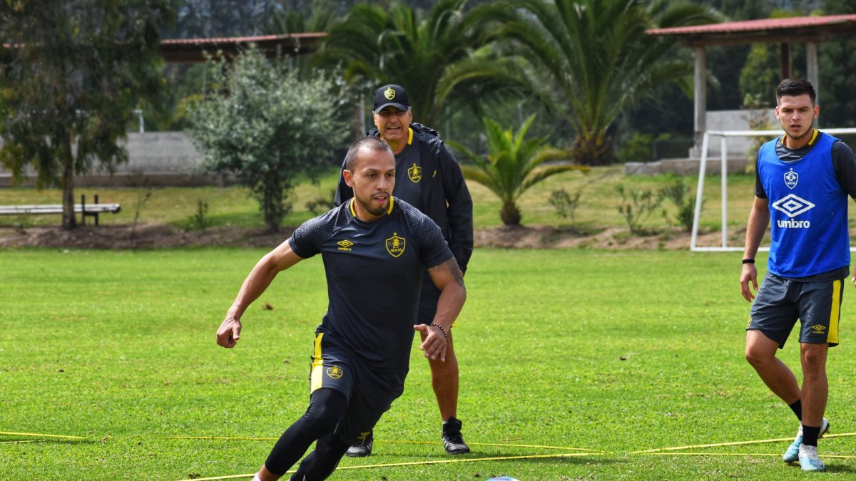 El DT Santiago Escobar (c) realizó un análisis de la amplia plantilla para decidir las bajas en Aucas.