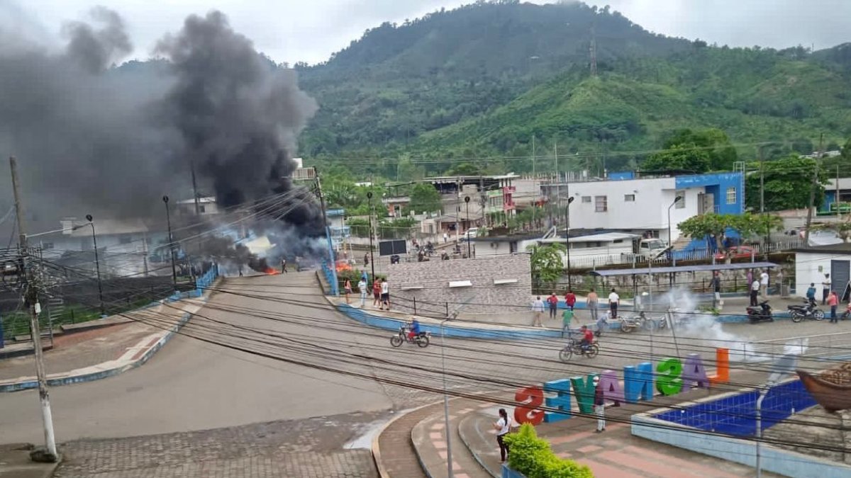 Un grupo de manifestantes protestaron a fuera de la Unidad de Policía Comunitaria.