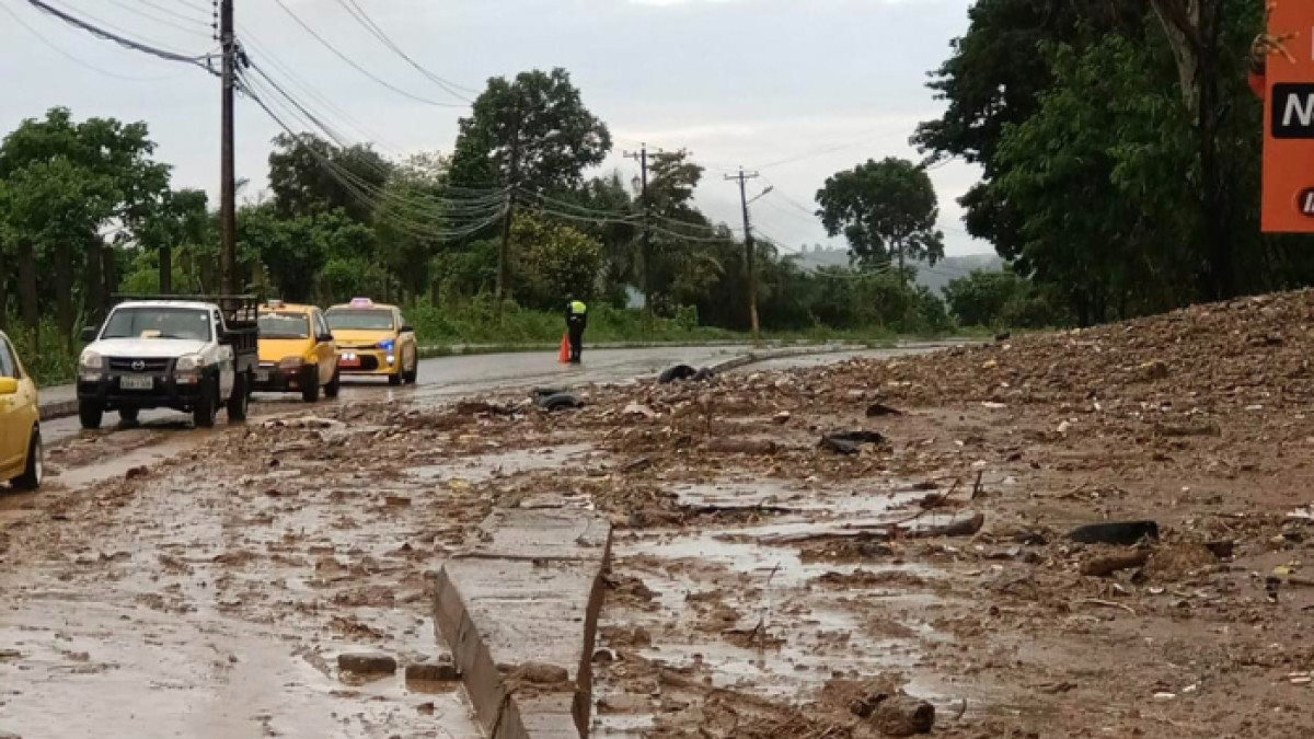 En la capital provincial se registraron deslizamientos de tierra en la vía de ingreso a la ciudad.