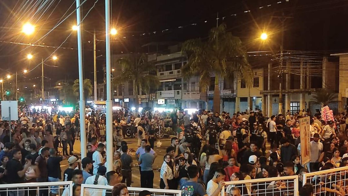 Asistentes y curiosos en el escenario donde se efectuaba la elección de la reina