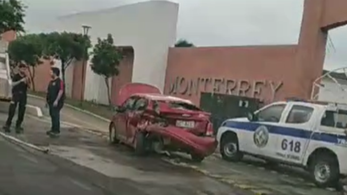 Uno de los autos implicados en el choque, en la Av. Samborondón.