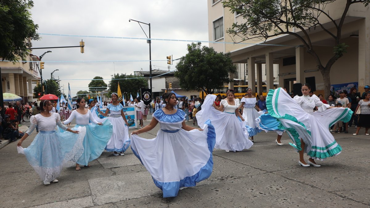 Los estudiantes bailaron al ritmo de ‘Guayaquileño madera de guerrero’, durante el desfile.