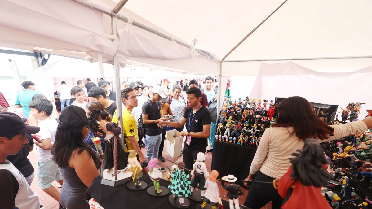 La feria de artesanos y emprendedores se realiza en el ágora del Malecón 2000, por el lado de Aguirre.