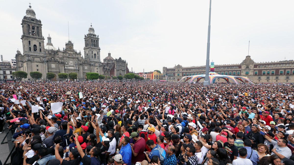 Evidencias. Miles de personas acuden a la ‘Noche de Primavera’, en el Zócalo de la Ciudad de México. El número de humanos se ha triplicado.