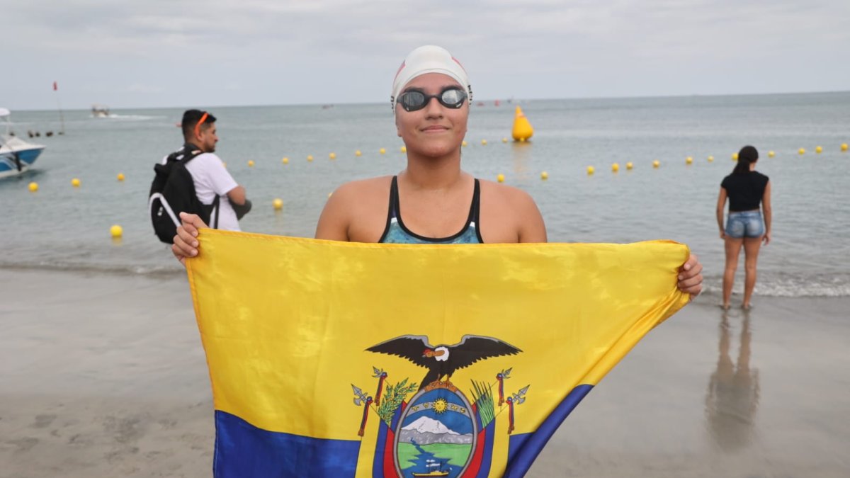 Sammy Díaz posa junto a la bandera tricolor tras su cometido.