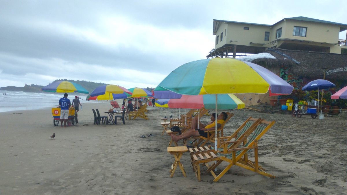 Montañita. En este balneario de la provincia de Santa Elena, que siempre solía estar repleto de turistas en este fecha, apenas llegan unos cuantos visitantes.