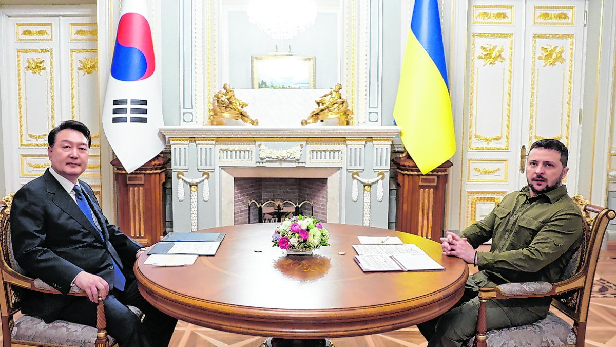 Kiev. El presidente de Corea del Sur, Yoon Suk-yeol, y su par de Ucrania, Volodímir Zelenski.