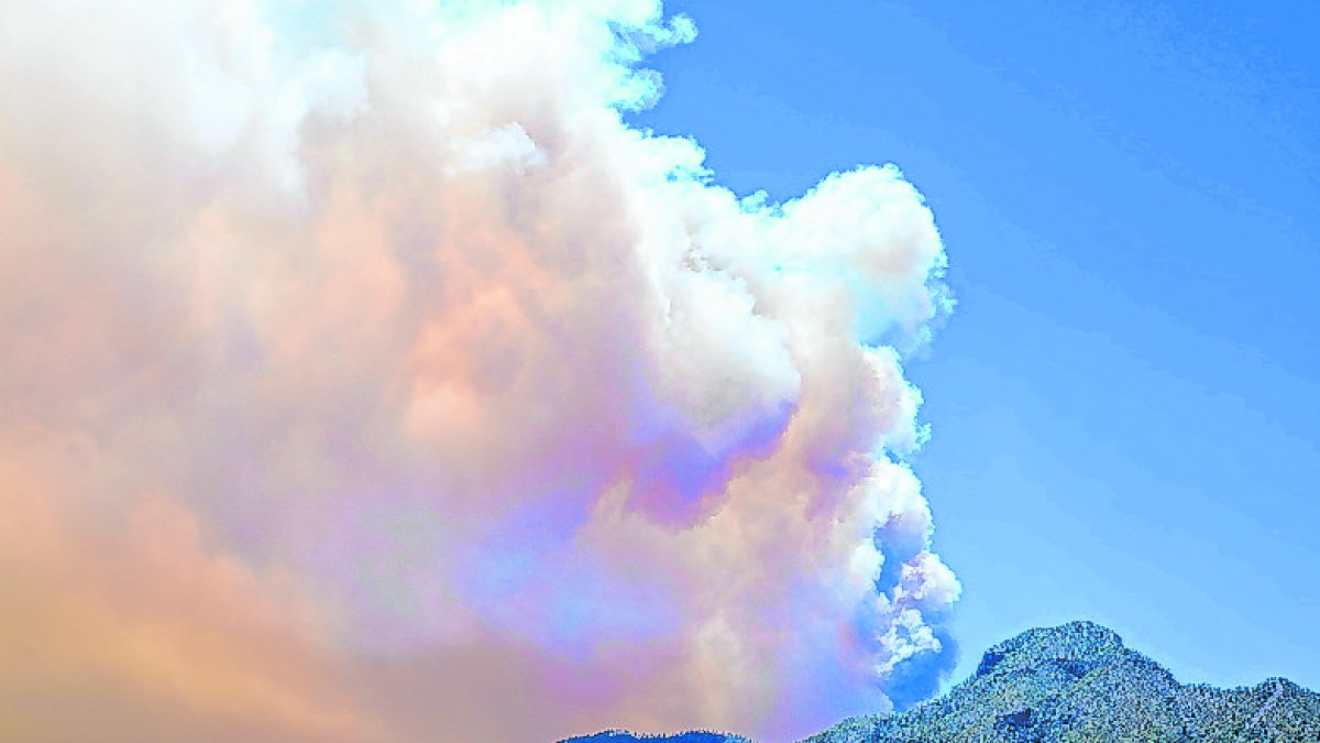 Escena. El incendio al noroeste de La Palma avanza rápido y sin control