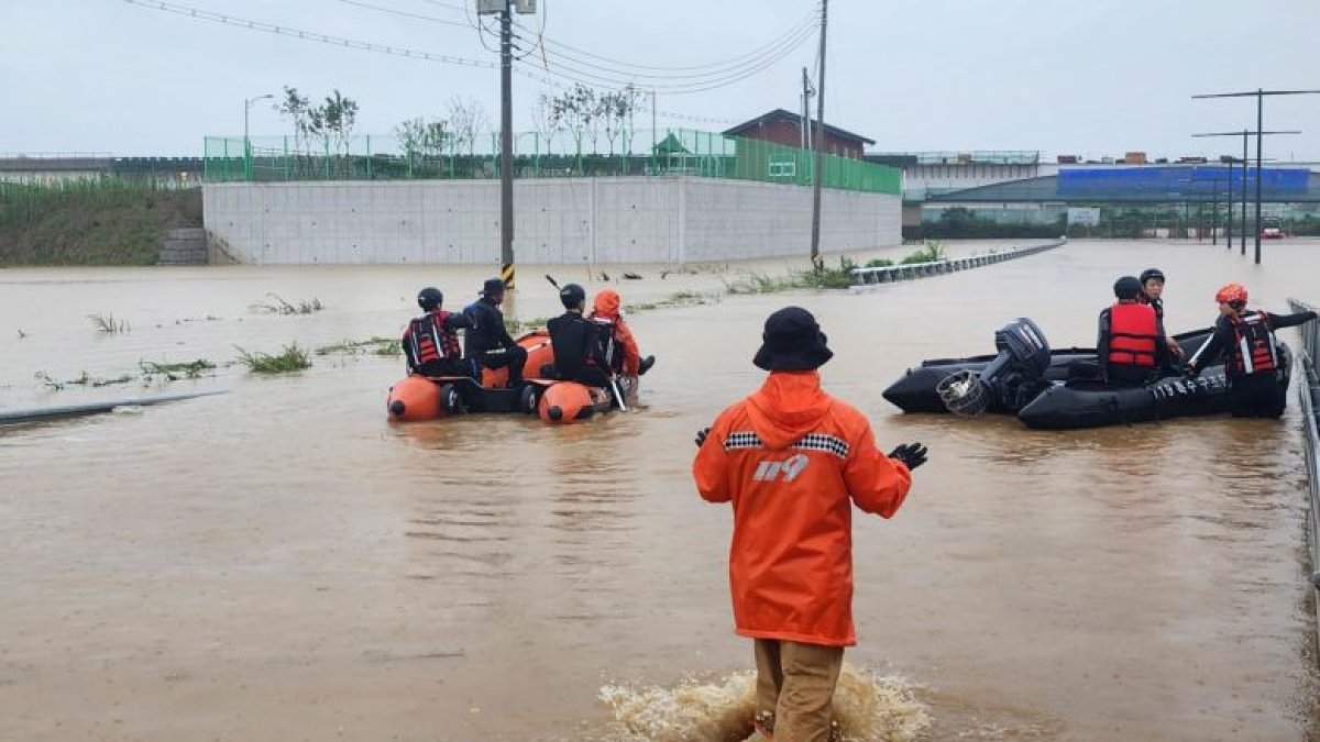 Al sureste de Seúl, una persona falleció ahogada debido a la inundación en un túnel.