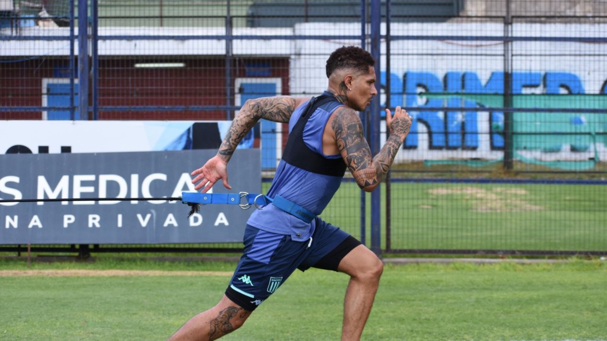 Paolo Guerrero llega con un contrato hasta fin de año a los albos, con la posibilidad de ser renovado por una temporada más.