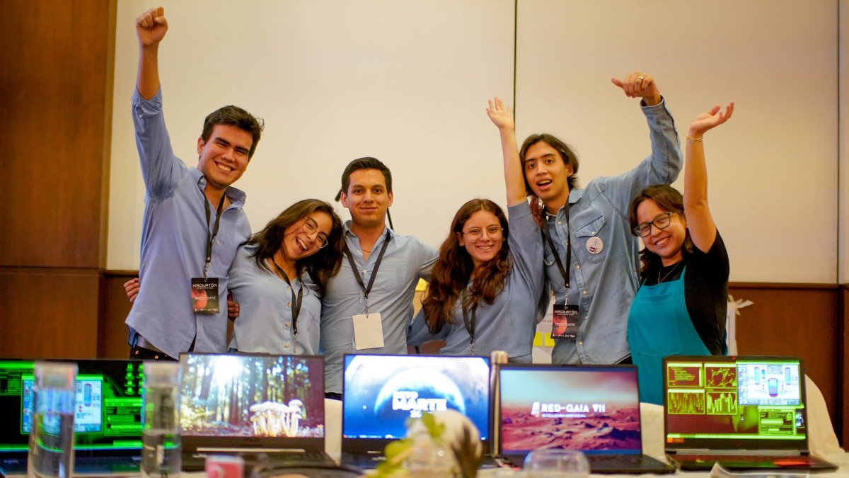 Un grupo de estudiantes de la UESS durante un programa de elaboración de proyectos interdisciplinarios.para la solución creativa de problemas.