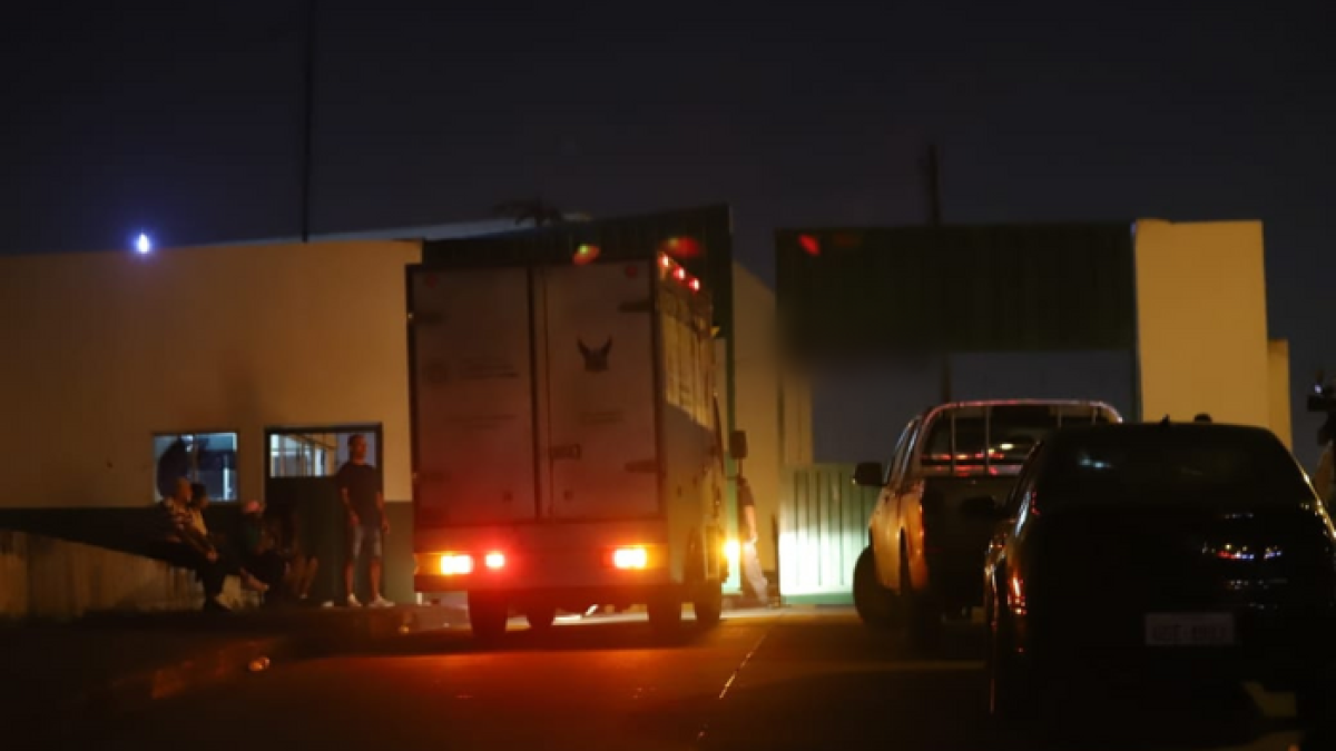Los exteriores del colegio durante la noche del sábado 15 de julio.