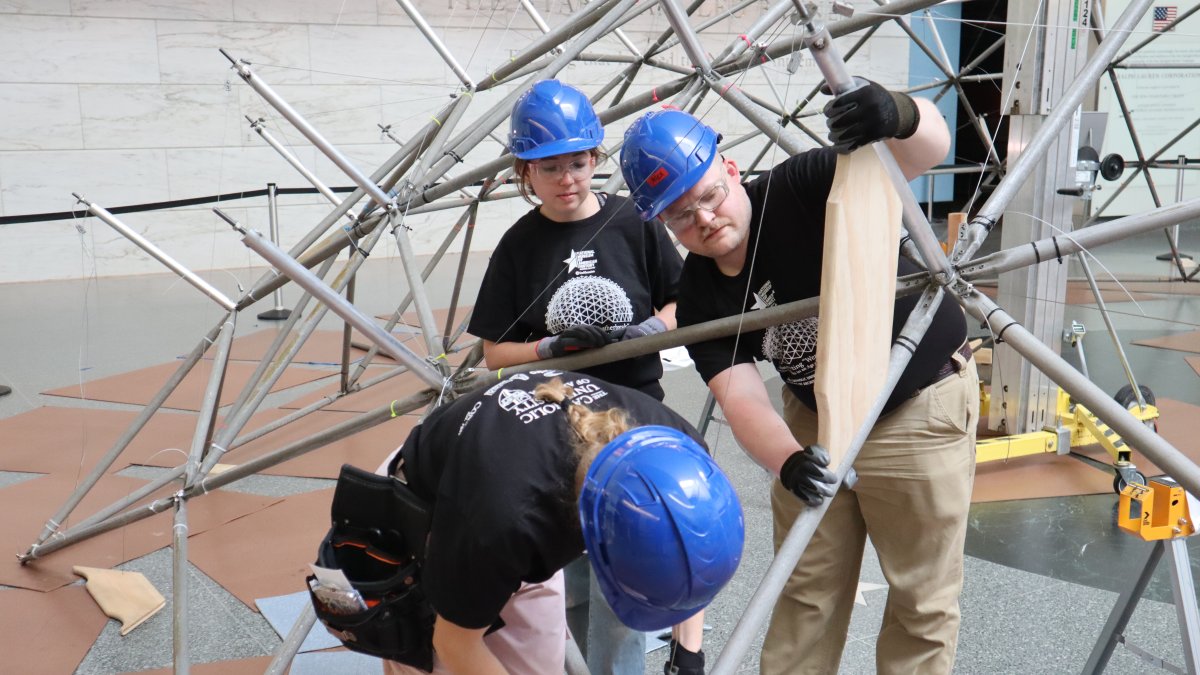 Estructura. Estudiantes y docentes de la Universidad Católica de América reconstruyen el ‘Weatherbreak’.