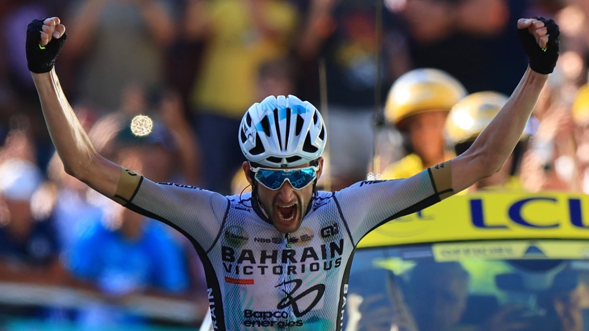 El ciclista holandés Wout Poels del equipo Bahrain-Victorious gana la 15ª etapa del Tour de Francia 2023.
