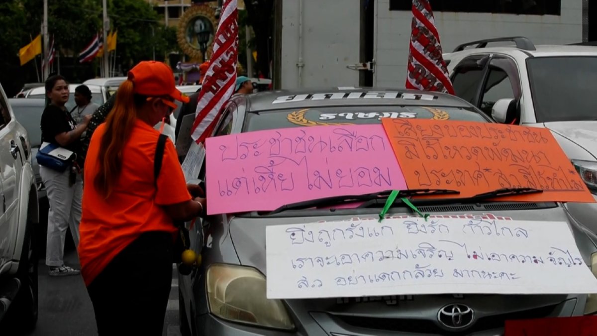 Manifestantes y activistas protestaron contra los senadores elegidos a dedo por la extinta junta militar.