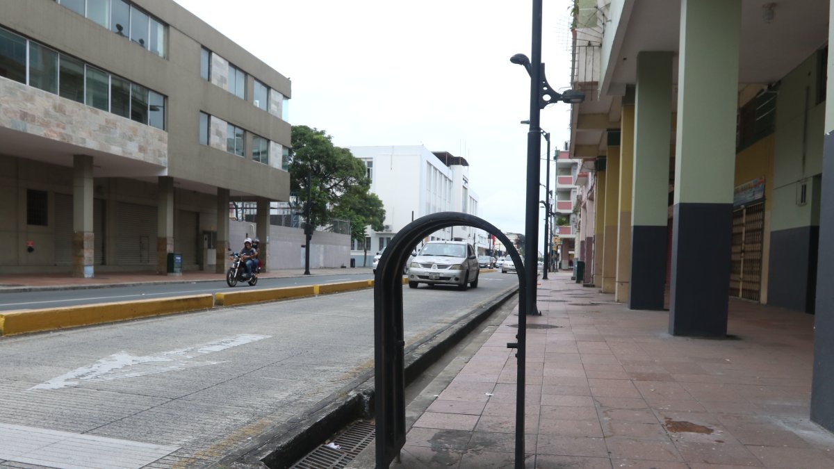 En Eloy Alfaro y Venezuela se han robado un tacho de basura.