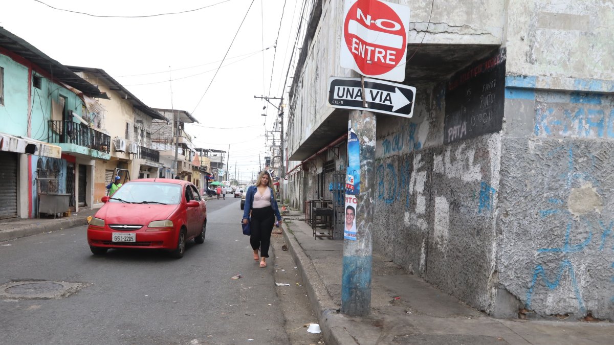 Las veredas y calles del Barrio Cuba están cuarteadas.