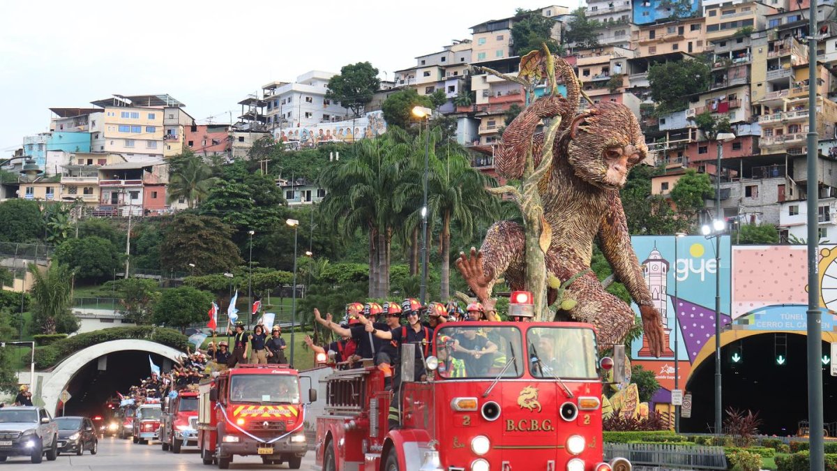 Actividad. Hace unas semanas, diferentes bomberos recorrieron las calles del norte de Guayaquil.