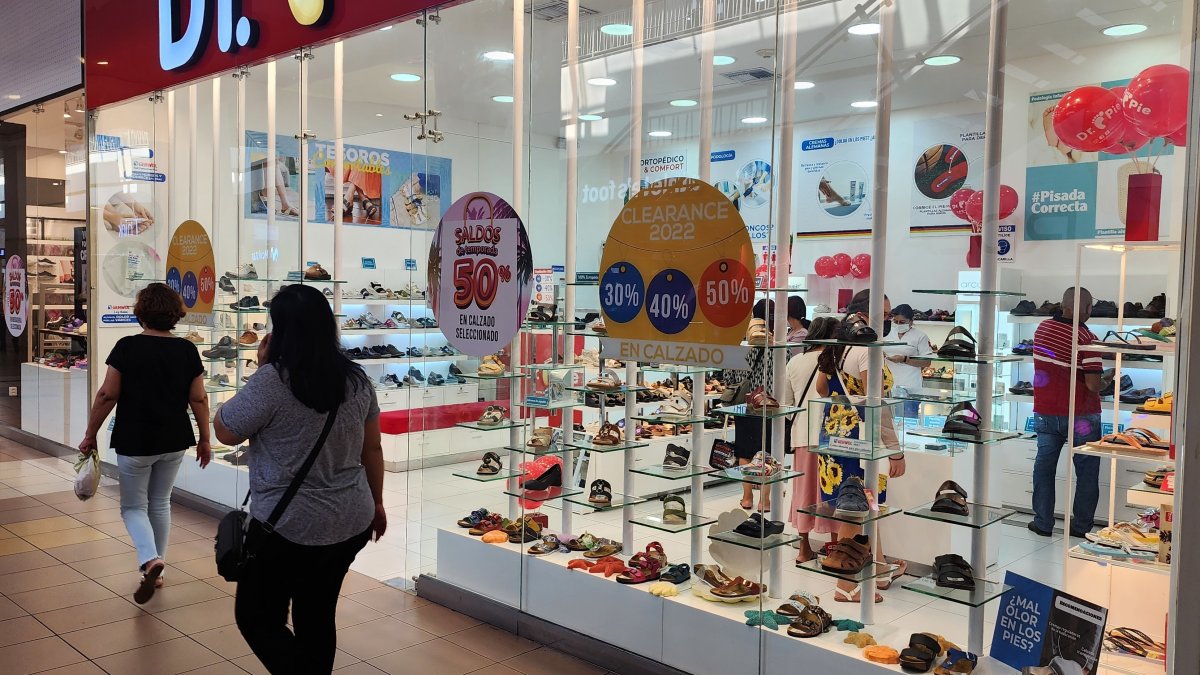 Oferta. Una de las tiendas que ofrece una rebaja del 50 %.