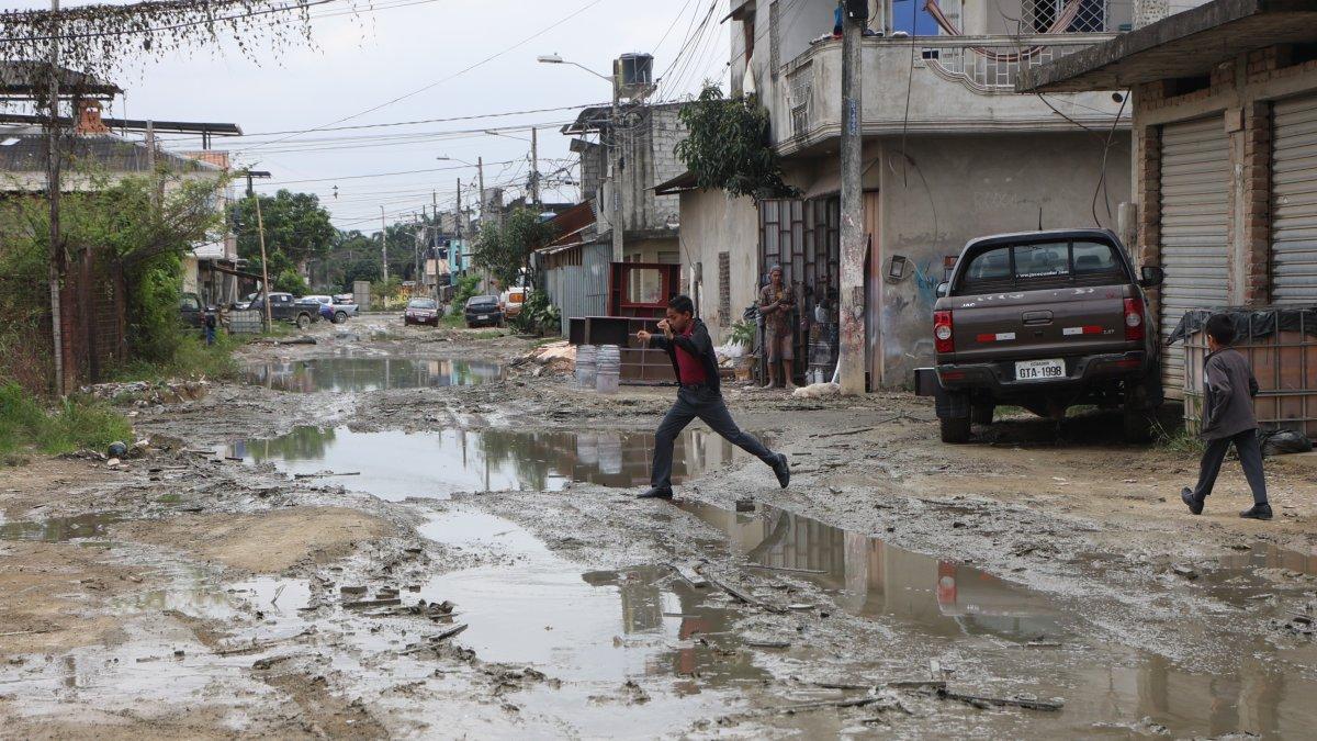 En la cooperativa 5 de Junio, niños y adultos tienen que cruzar las calles saltando para evitar caer en aguas empozadas.