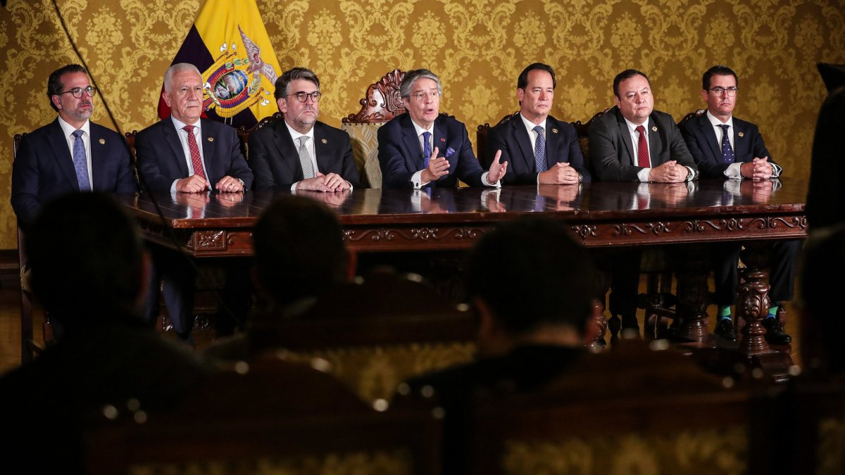 El presidente Guillermo Lasso y varios de sus ministros durante el anuncio de la aplicación del articulo 148 de la Constitución.