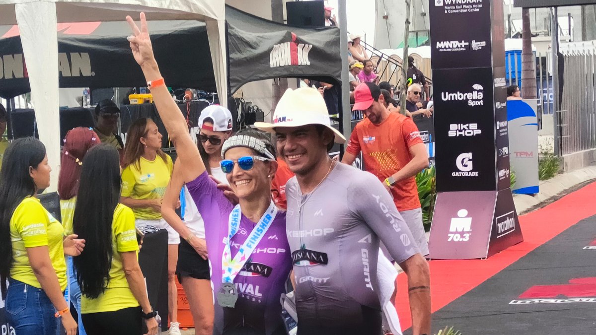 Elizabeth Bravo y Armando Matute festejan tras ganar el IronMan 70.3 en Manta.