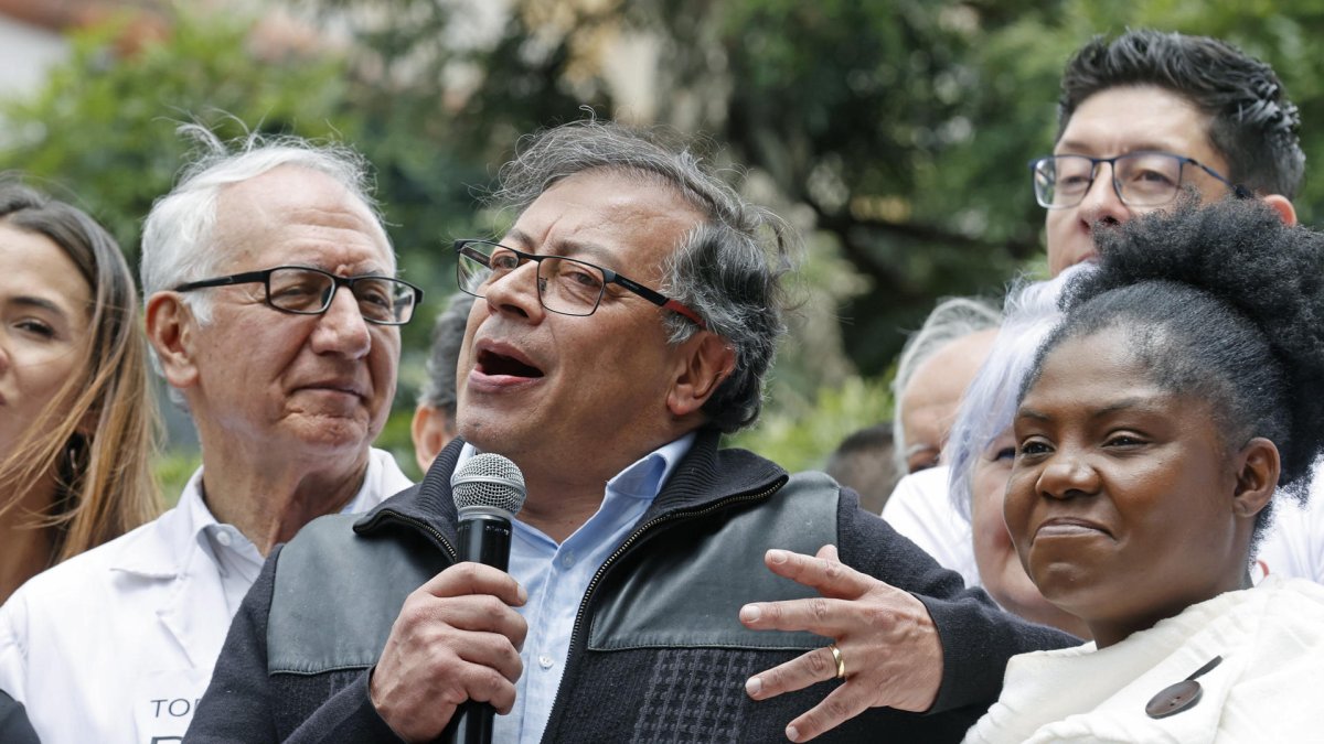 Fotografía de archivo del presidente de Colombia, Gustavo Petro, acompañado por la vicepresidenta, Francia Márquez (d).